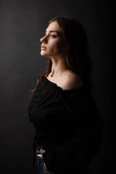 Portrait Beautiful Girl Dark Plain Background Stylish Photo Studio — Stock Photo, Image