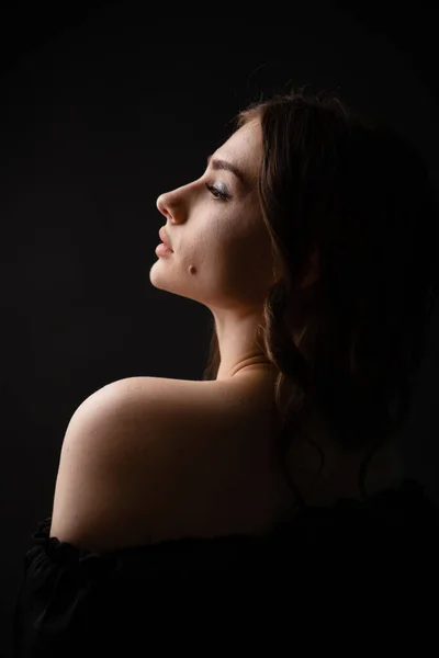 Silueta Sexy Una Hermosa Chica Sobre Fondo Liso Oscuro Retrato —  Fotos de Stock