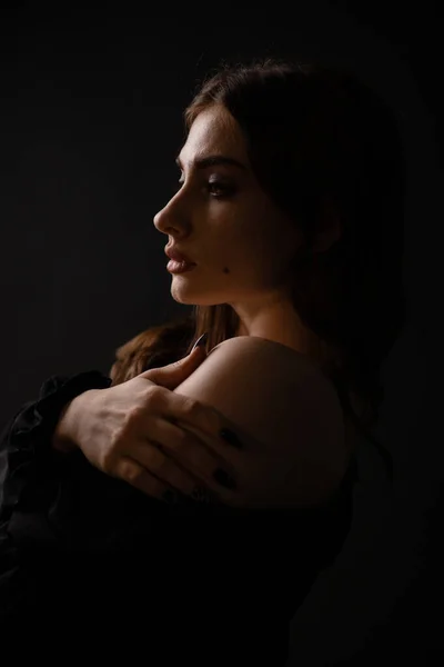 Karanlık Bir Arka Planda Güzel Bir Kızın Seksi Silueti Portre — Stok fotoğraf