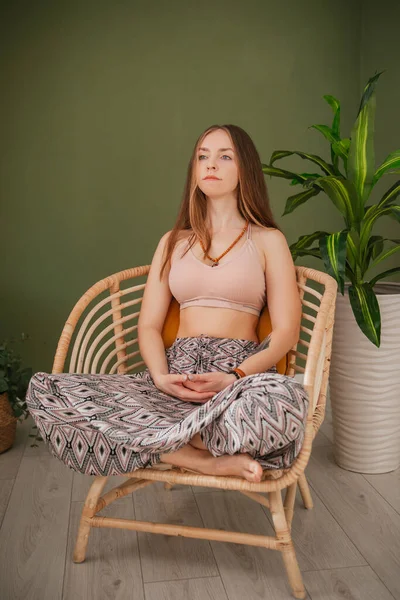 Young Woman Doing Yoga Exercises Meditate Sitting Wicker Chair Healthy — Stock Photo, Image