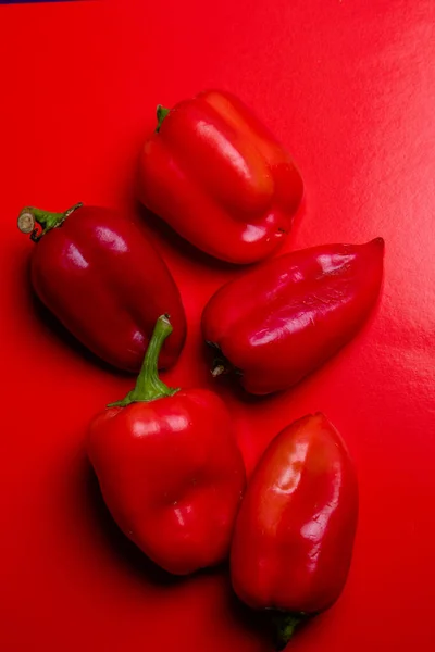 Pimiento Rojo Dulce Yace Sobre Fondo Rojo Deliciosa Verdura —  Fotos de Stock