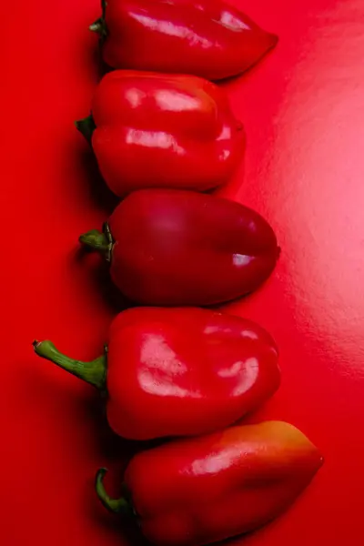 Pimiento Rojo Dulce Yace Sobre Fondo Rojo Deliciosa Verdura — Foto de Stock