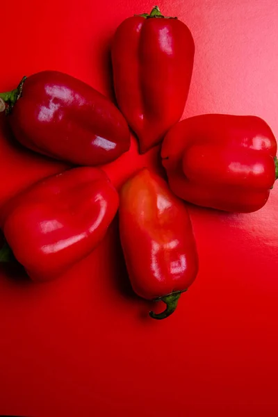 Γλυκό Κόκκινο Πιπέρι Βρίσκεται Ένα Κόκκινο Φόντο Λαχανικά — Φωτογραφία Αρχείου