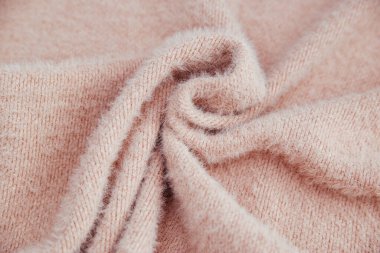 Kumaşlar için pembe yumuşacık kumaş. Kıvrımlı sıcak bir bez parçası. Buruşuk ve pürüzlü doku