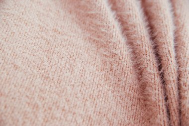 Kumaşlar için pembe yumuşacık kumaş. Kıvrımlı sıcak bir bez parçası. Buruşuk ve pürüzlü doku