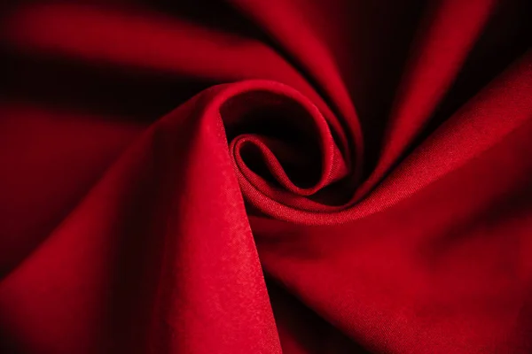 Kırmızı Kırışık Kumaş Örtüsü Dikiş Malzemesi Masanın Üstünde Dikiş Dokusu — Stok fotoğraf