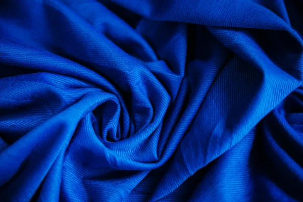 Tessuto Blu Rugoso Drappeggiato Materiale Cucire Sul Tavolo Tessitura Cucire — Foto Stock