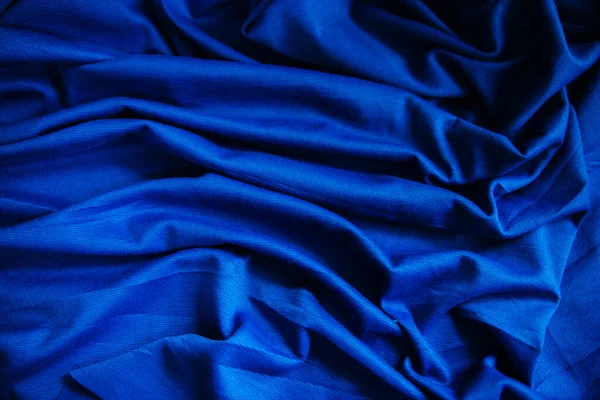 Kék Gyűrött Szövetből Varróanyag Asztalon Van Varrótextúra Redőkkel — Stock Fotó