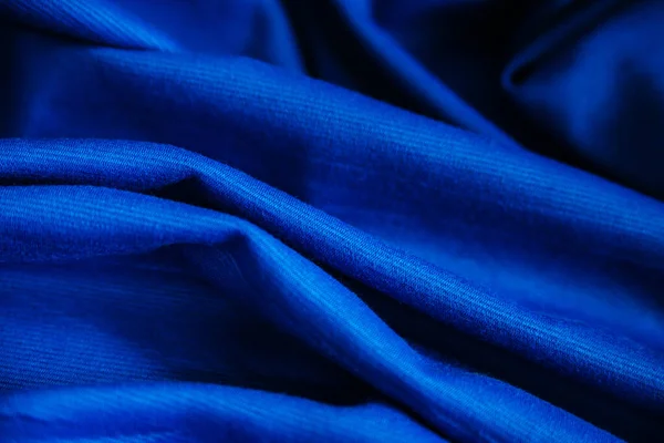 Tessuto Blu Rugoso Drappeggiato Materiale Cucire Sul Tavolo Tessitura Cucire — Foto Stock