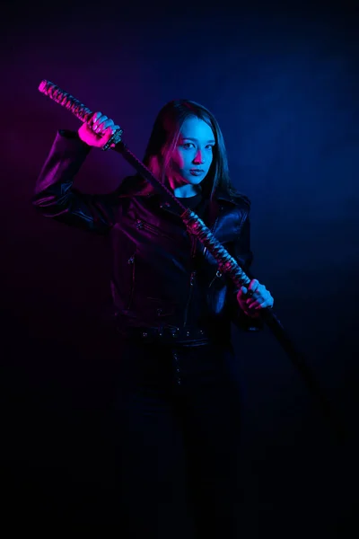 Cyber Girl Black Leather Jacket Dusk Holds Katana Woman Club — Stock Photo, Image