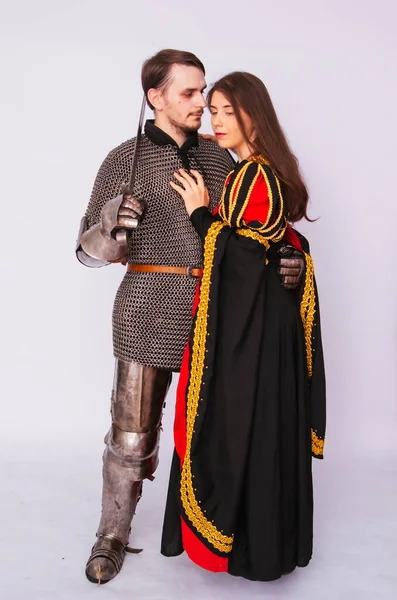 Zırhlı bir şövalye ve ortaçağ siyah elbiseli genç bir kadın. Aşk hikayesi. Evli bir çift. Bir kitap romanı için fantezi çizimi. İzole et