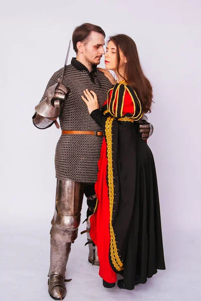Zırhlı bir şövalye ve ortaçağ siyah elbiseli genç bir kadın. Aşk hikayesi. Evli bir çift. Bir kitap romanı için fantezi çizimi. İzole et