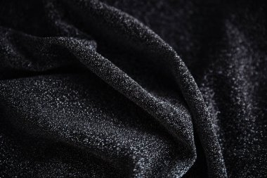 Pullu siyah kırışık kumaş. Sarılı kumaş. Parlak doku.