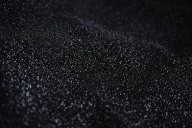 Pullu siyah kırışık kumaş. Sarılı kumaş. Parlak doku.