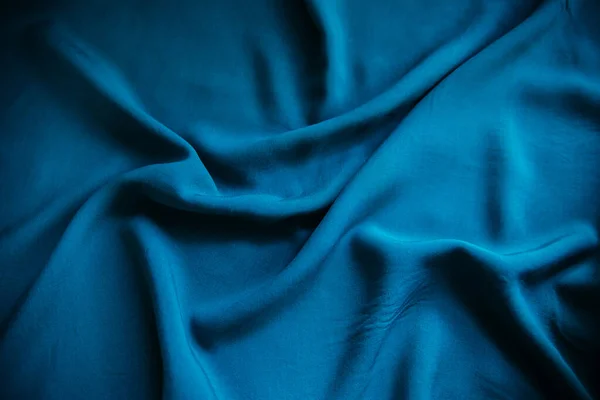 Mavi Buruşuk Kumaş Masanın Üzerinde Kumaşlarla Birlikte Duruyor Doku — Stok fotoğraf