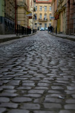 Eski kaldırım taşları üzerine seçici bir odak noktası olan ana cadde