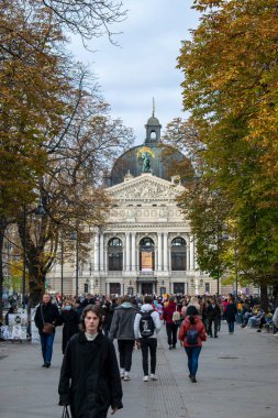 Gün doğumunda Opera ve Bale Tiyatrosu 'nun yanındaki meydan ve çeşme. Lviv. Ukrayna.