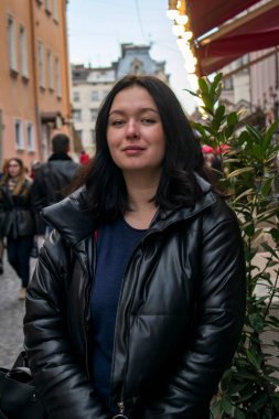 Mutlu, neşeli, genç bir kadının açık havada portresi..