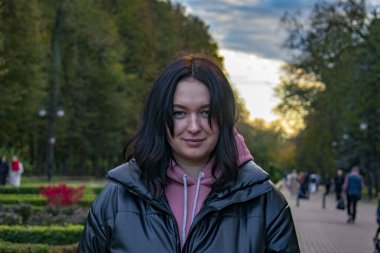 Mutlu, neşeli, genç bir kadının açık havada portresi..