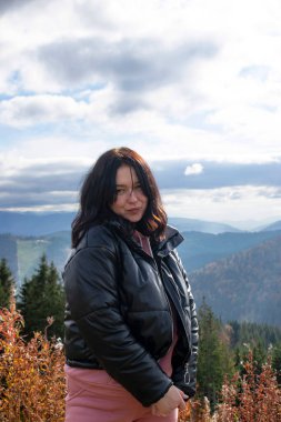 portre portre genç güzel kadın.