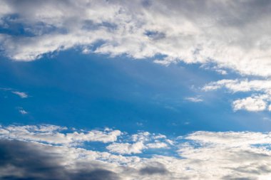 Fantastik yumuşak beyaz bulutlar mavi gökyüzü arka plan.