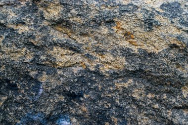 Çiğ gri granit kaya dokusu arka planda. Doğal taş duvar parçası.