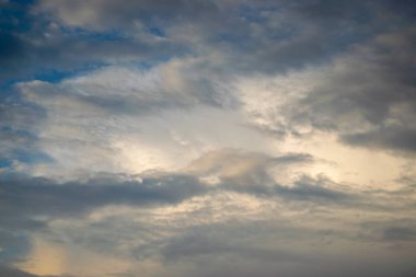 Güzel gün batımı gökyüzü. Doğa gökyüzü arkaplanı.