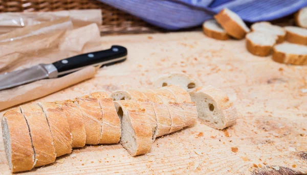 Krojonego chleba na tekstury drewna — Zdjęcie stockowe