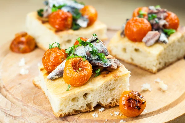 Focaccia delicioso com sardinhas e tomate cereja — Fotografia de Stock