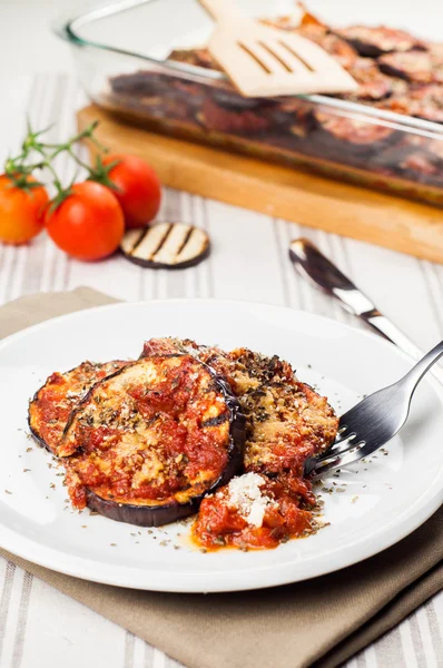 Köstliche Parmigiana auf weißem Teller — Stockfoto