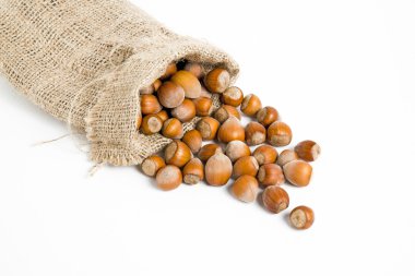 Fındıklar beyaz arkaplanda izole