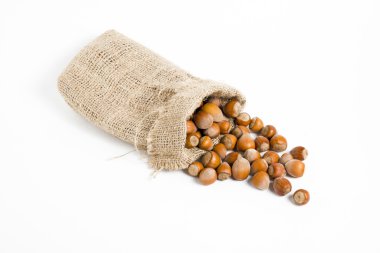 Fındıklar beyaz arkaplanda izole