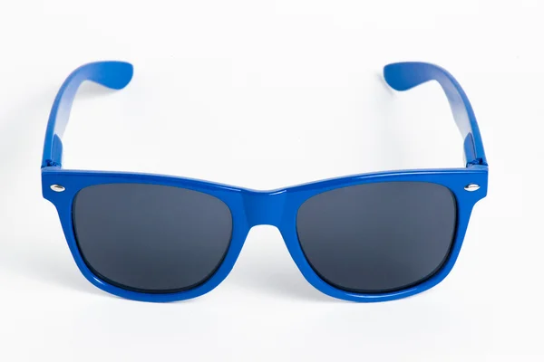 Gafas de sol de plástico azul aisladas en blanco — Foto de Stock