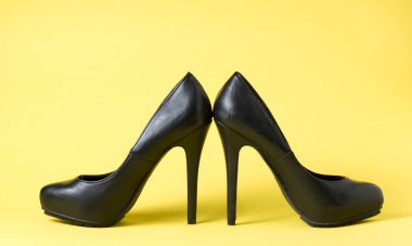 sarı siyah kadın gösterir