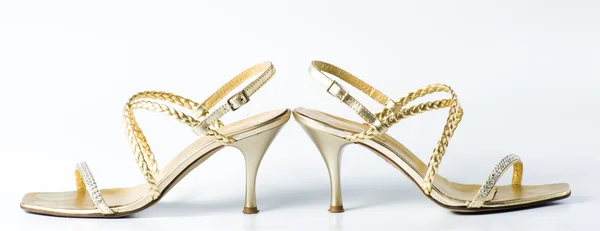 Frau goldene Schuhe auf weiß — Stockfoto