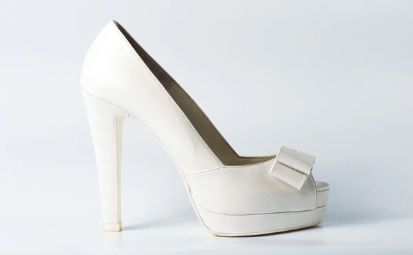 Frau weiße Schuhe auf weiß — Stockfoto