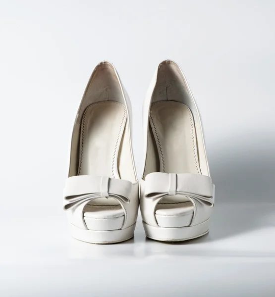 Frau weiße Schuhe auf weiß — Stockfoto