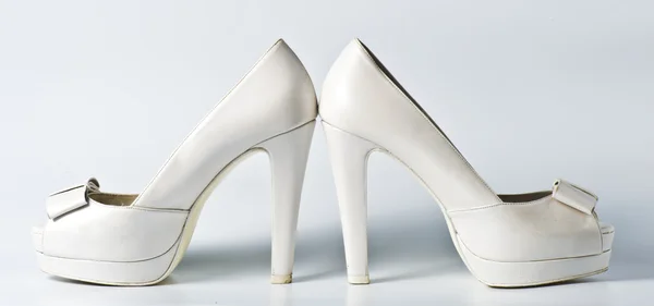 Mujer zapatos blancos en blanco — Foto de Stock