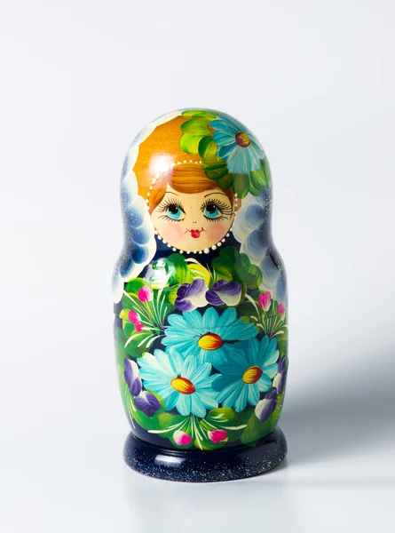 Zelená matryoshka izolovaných na bílém — Stock fotografie