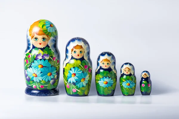 Yeşil matryoshka üzerinde beyaz izole