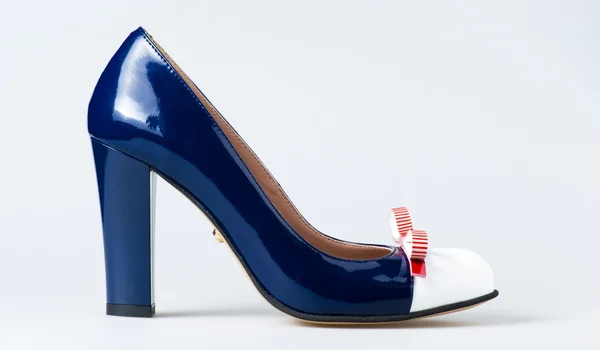 Mujer zapatos azules en blanco — Foto de Stock