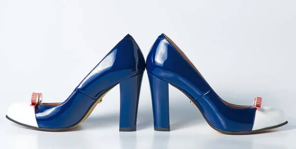 Frau blaue Schuhe auf weiß — Stockfoto