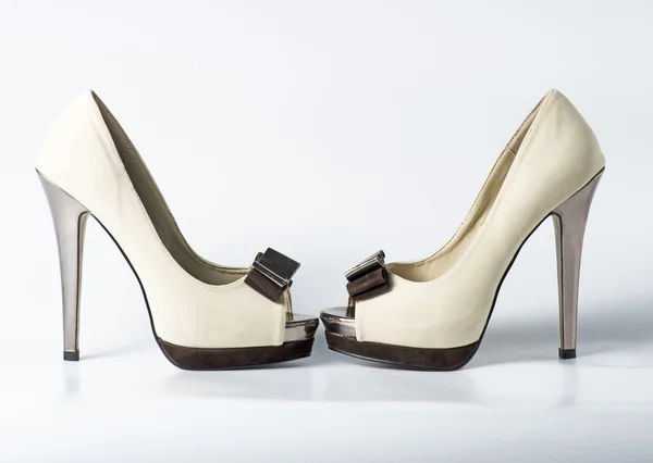 Mujer zapatos beige en blanco — Foto de Stock