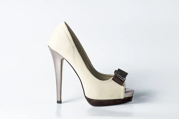 Frau beige Schuhe auf weiß — Stockfoto