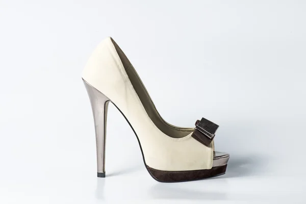 Mujer zapatos beige en blanco — Foto de Stock