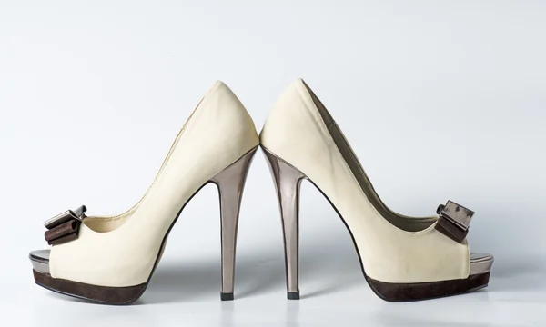 Frau beige Schuhe auf weiß — Stockfoto