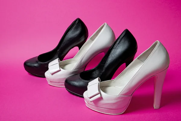 Zapatos de mujer sobre fondo rosa — Foto de Stock