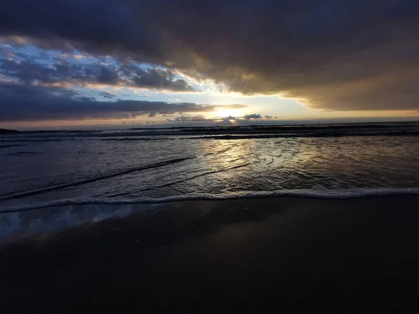 Riflessione Della Nuvola Sul Mare Tramonto — Foto Stock