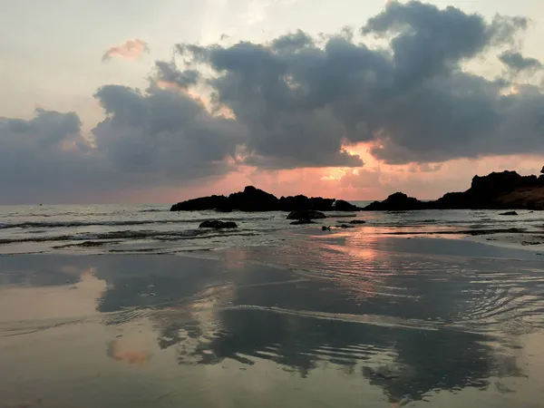 Reflexion Der Wolke Auf Dem Meer Bei Sonnenuntergang Stockbild