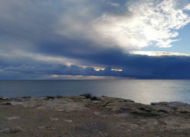Adadan ve kayalardan gelen deniz kıyısı ve refleksleri